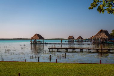 Laguna de Bacalar, Meksika 'nın Bacalar şehrinde bulunan Yedi Renk Gölü olarak da bilinir. Kristal berrak sular ve gölün beyaz kumlu tabanı su renginin gün boyunca değişen turkuaz, mavi ve derin çivit renklerine dönüşmesine neden olur.