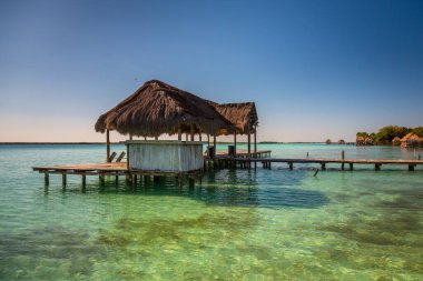Laguna de Bacalar, Meksika 'nın Bacalar şehrinde bulunan Yedi Renk Gölü olarak da bilinir. Kristal berrak sular ve gölün beyaz kumlu tabanı su renginin gün boyunca değişen turkuaz, mavi ve derin çivit renklerine dönüşmesine neden olur.