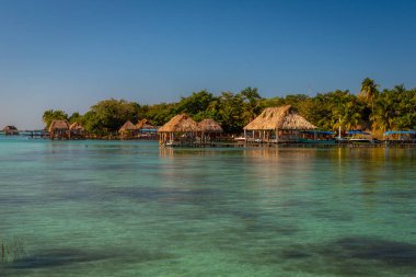 Laguna de Bacalar, Meksika 'nın Bacalar şehrinde bulunan Yedi Renk Gölü olarak da bilinir. Kristal berrak sular ve gölün beyaz kumlu tabanı su renginin gün boyunca değişen turkuaz, mavi ve derin çivit renklerine dönüşmesine neden olur.