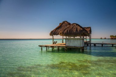 Laguna de Bacalar, Meksika 'nın Bacalar şehrinde bulunan Yedi Renk Gölü olarak da bilinir. Kristal berrak sular ve gölün beyaz kumlu tabanı su renginin gün boyunca değişen turkuaz, mavi ve derin çivit renklerine dönüşmesine neden olur.