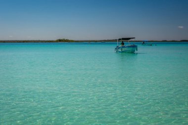 Laguna de Bacalar, Meksika 'nın Bacalar şehrinde bulunan Yedi Renk Gölü olarak da bilinir. Kristal berrak sular ve gölün beyaz kumlu tabanı su renginin gün boyunca değişen turkuaz, mavi ve derin çivit renklerine dönüşmesine neden olur.