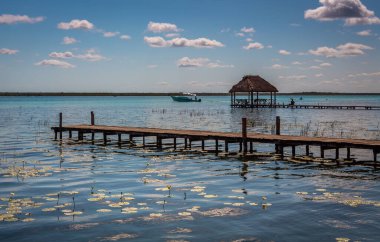 Laguna de Bacalar, Meksika 'nın Bacalar şehrinde bulunan Yedi Renk Gölü olarak da bilinir. Kristal berrak sular ve gölün beyaz kumlu tabanı su renginin gün boyunca değişen turkuaz, mavi ve derin çivit renklerine dönüşmesine neden olur.