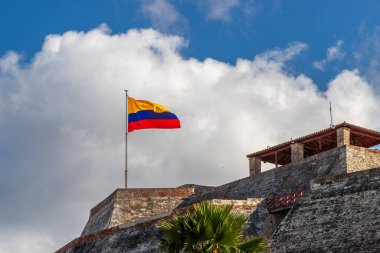 Kalede Kolombiya Bayrağı. Cartagena de Indias, Kolombiya 'daki San Felipe de Barajas Kalesi.