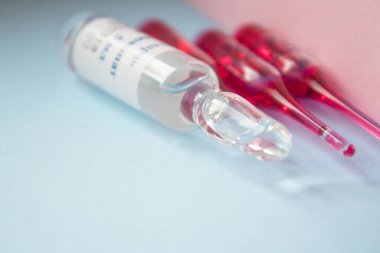 Antibiyotikli ampuller, yakın plan. Tıbbi ampuller, infüzyon ve şırınga enjeksiyonu beyaz arka planda fotokopi alanı ile. Vial İlaç Aşısı Plastik Şırınga, iğne ve ilaç tableti. Sağlık Hizmetleri
