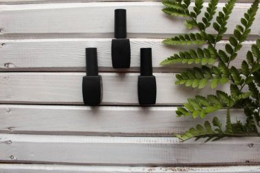 Manikür ipuçları için ayarlanmış beyaz ahşap arka planda boyanmamış