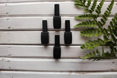 Manikür ipuçları için ayarlanmış beyaz ahşap arka planda boyanmamış