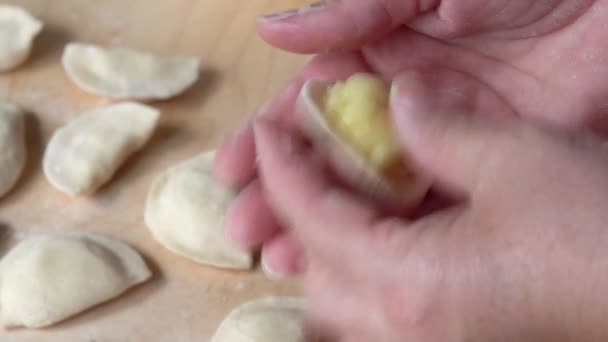 A mulher na cozinha prepara um delicado prato bolinhos e varenyky — Vídeo de Stock