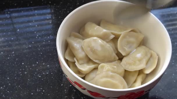 De nationale schotel dumplings zijn net gekookt op het gasfornuis — Stockvideo