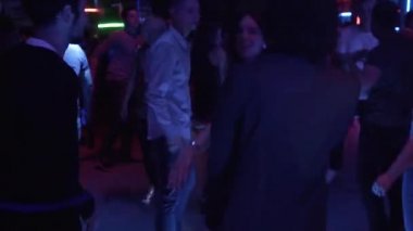 Ternopil, 24 Haziran 2018. Bir gece kulübünde genç diskosu. Diskotek eğlencesinde neşeyle dans eden insanlar