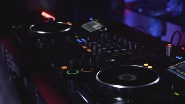 Gece Kulübü Disko Partisinde DJ Karıştırıcı Kontrol Masası 'nın yakın çekimi. DJ Eller Düğmelere ve Kaydıraklara Dokunuyor
