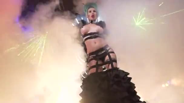 Ternopil, 24. kesäkuuta 2018. Kolme seksikästä yökerho tanssijoita mennä lavalle alasti mittatilaustyönä neon hehkuva puvut laserit käsissään — kuvapankkivideo