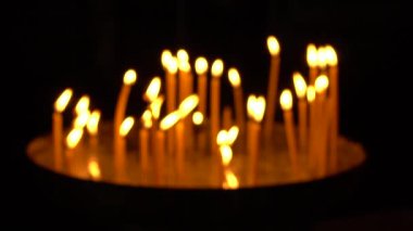 Gelinlerin düğün töreninde mumlar. Kilise Mumları