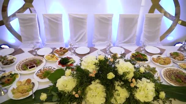 Mooie Bruiloft Decoraties. Elegante trouwtafel met lekkere gerechten en drankjes — Stockvideo