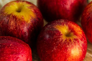 Olgun kırmızı elmalar, ahşap arka plan