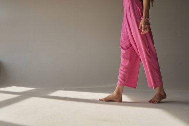 Beyaz arkaplanda bacaklar