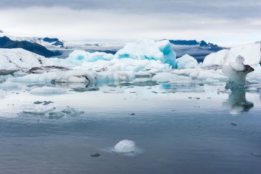 Hala sularda yüzen buzdağı