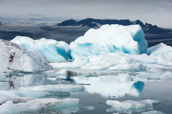 Iceberg flutuando em águas tranquilas — Fotografia de Stock