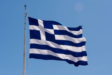 Güneşli gökyüzü arka plan üzerinde güzel Yunan bayrağı 