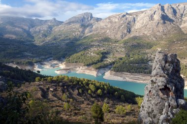 Bir Güney İspanya - göl Guadalest en güzel göller 