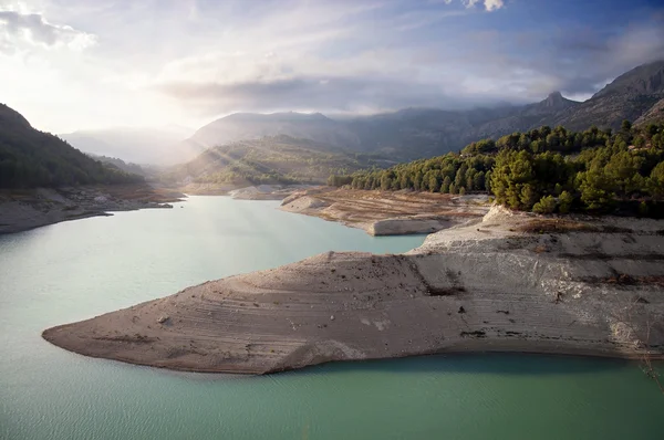 Bir Güney İspanya - göl Guadalest en güzel göller 