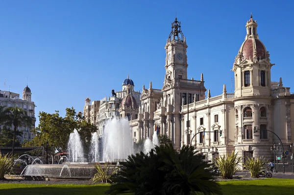 Valência, Espanha. Praça da cidade famosa com edifício da prefeitura . Imagens De Bancos De Imagens