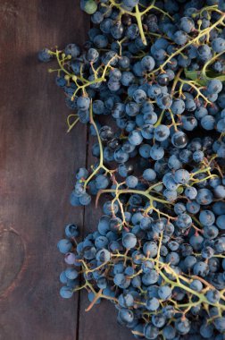 Üzüm hasadı ahşap zemine yakın.