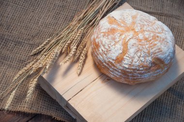 Buğday unlu ekmek masada metin için bedava kopya alanı