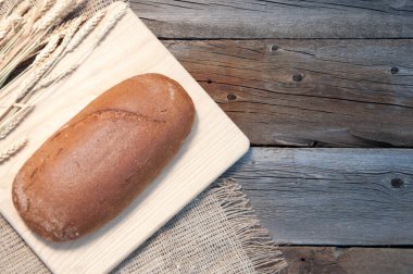 Çavdar ekmeği masada izole edilmiş ve metin için boş kopya alanı var