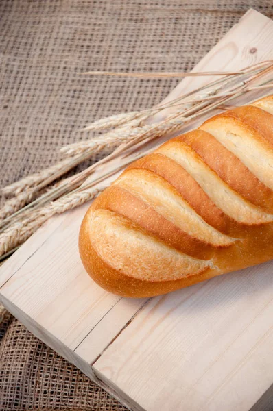 Buğday unlu ekmek masada metin için bedava kopya alanı