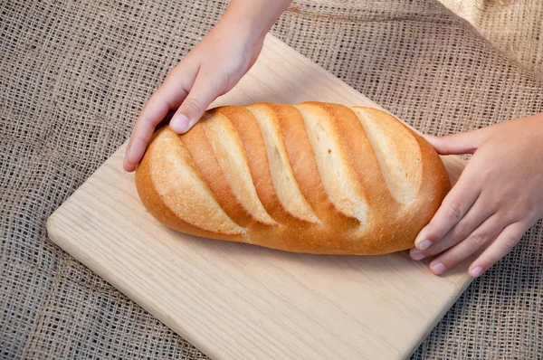Chleb Mąki Pszennej Rękach Dziecka — Zdjęcie stockowe