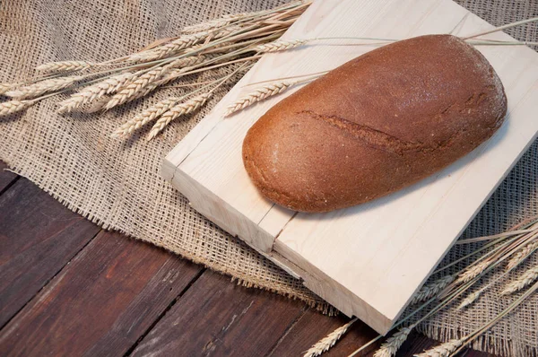 Chleb Żytni Izolowany Stole Bezpłatną Kopią Miejsca Tekst — Zdjęcie stockowe