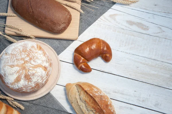 Metin için ücretsiz kopya alanı olan fırınlanmış malların çeşitli masadaki sunumu