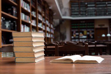 kitap yığınları