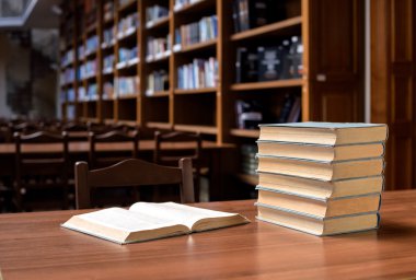 kitap yığınları