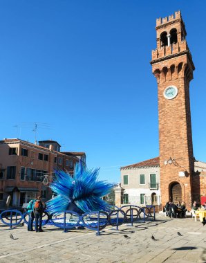 Murano Venedik Ital içinde bir meydanda mavi murano cam heykel