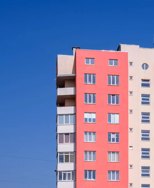 Edifício de apartamentos ao ar livre — Fotografia de Stock