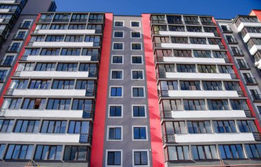 apartmanın mavi gökyüzü arka plan üzerinde