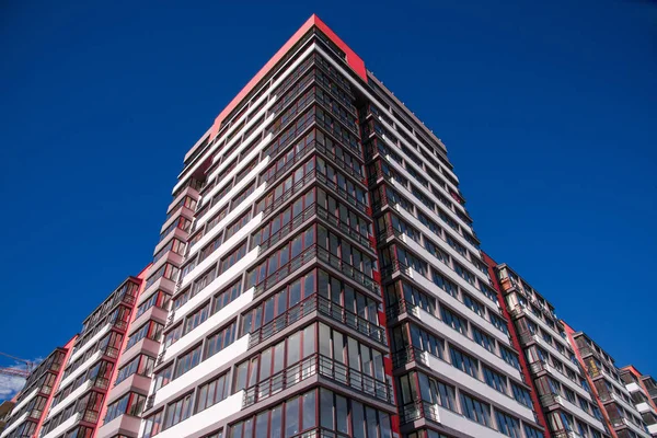 apartmanın mavi gökyüzü arka plan üzerinde