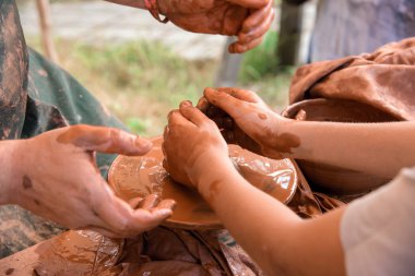 Ukraynalı geleneksel el yapımı seramik kaplar