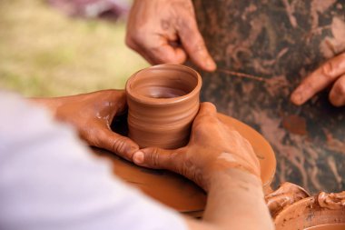 Ukraynalı geleneksel el yapımı seramik kaplar