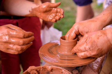 Ukraynalı geleneksel el yapımı seramik kaplar