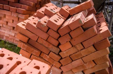 Palet inşaat sitesinde yeni tuğla