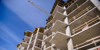 apartmanın mavi gökyüzü arka plan üzerinde