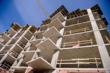 apartmanın mavi gökyüzü arka plan üzerinde