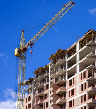 apartmanın mavi gökyüzü arka plan üzerinde