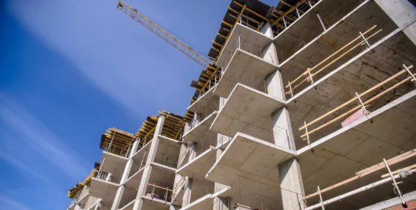 apartmanın mavi gökyüzü arka plan üzerinde