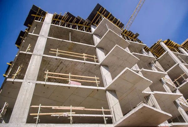 apartmanın mavi gökyüzü arka plan üzerinde