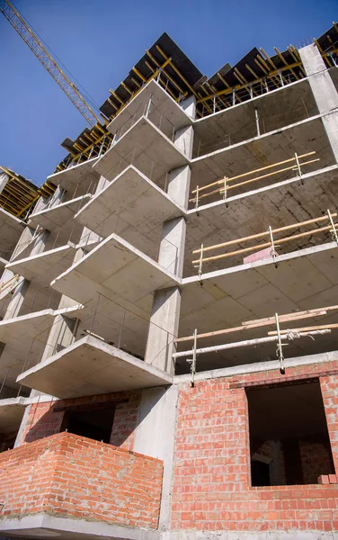 Bangunan apartemen di latar belakang langit biru — Stok Foto