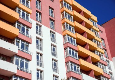 apartmanın mavi gökyüzü arka plan üzerinde