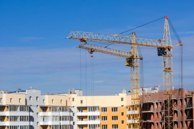 apartmanın mavi gökyüzü arka plan üzerinde